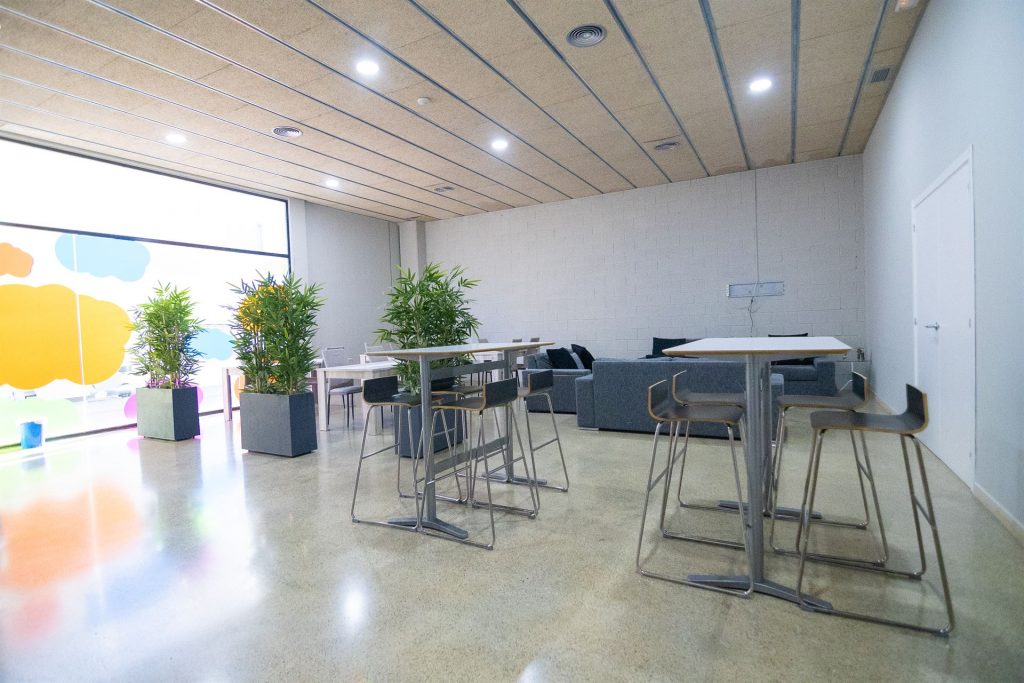 Zonas comunes sala de mesas y zona descanso